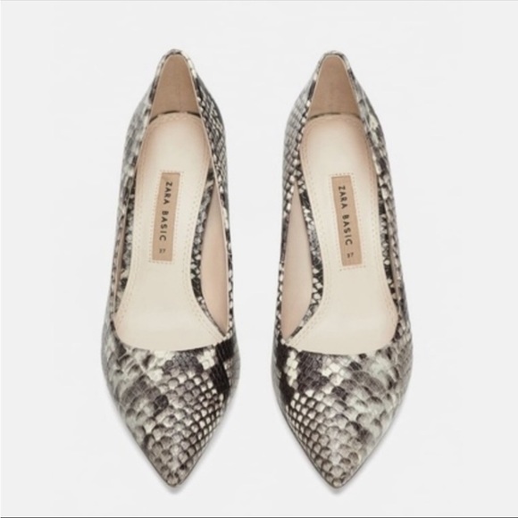 Snake print leather pumps. - Picture 3 of 10